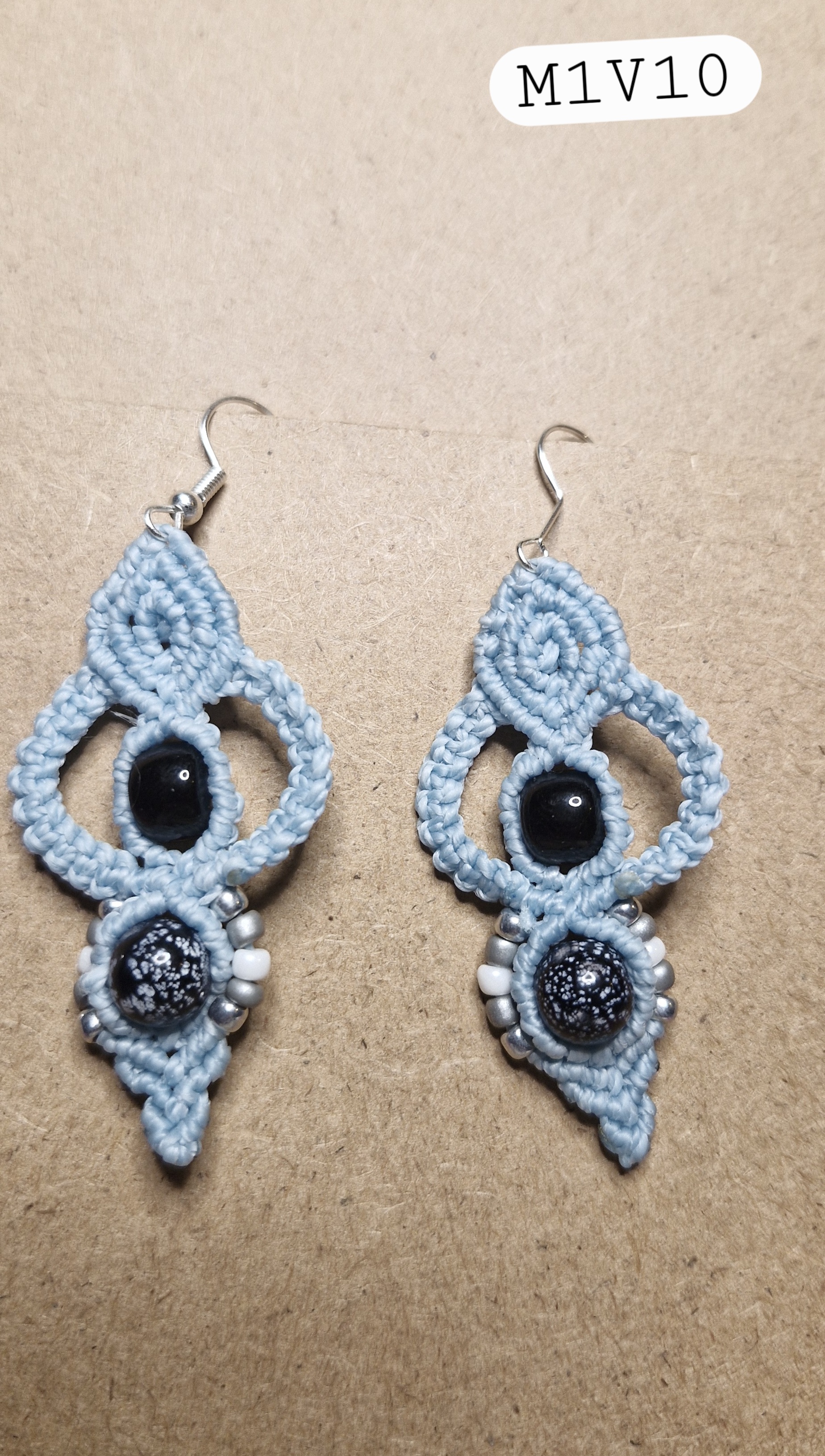 ces boucles d oreilles faites en macramé ..